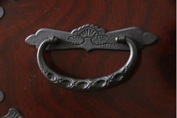 中古　美品　田中家具　二本松欅箪笥　欅(ケヤキ)材・会津桐材　唐獅子牡丹金具が豪華な和の趣溢れるローチェスト　(R-091767)