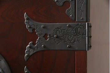 中古　美品　田中家具　二本松欅箪笥　欅(ケヤキ)材・会津桐材　唐獅子牡丹金具が豪華な和の趣溢れるローチェスト　(R-091767)