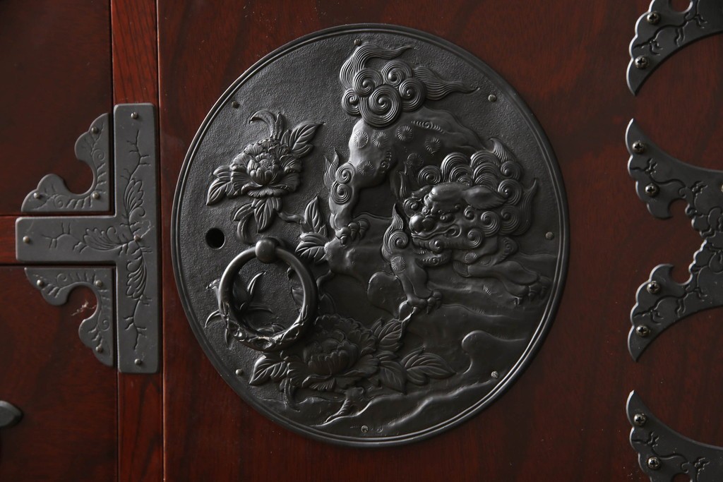 中古　美品　田中家具　二本松欅箪笥　欅(ケヤキ)材・会津桐材　唐獅子牡丹金具が豪華な和の趣溢れるローチェスト　(R-091767)