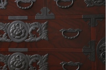 中古　美品　田中家具　二本松欅箪笥　欅(ケヤキ)材・会津桐材　唐獅子牡丹金具が豪華な和の趣溢れるローチェスト　(R-091767)