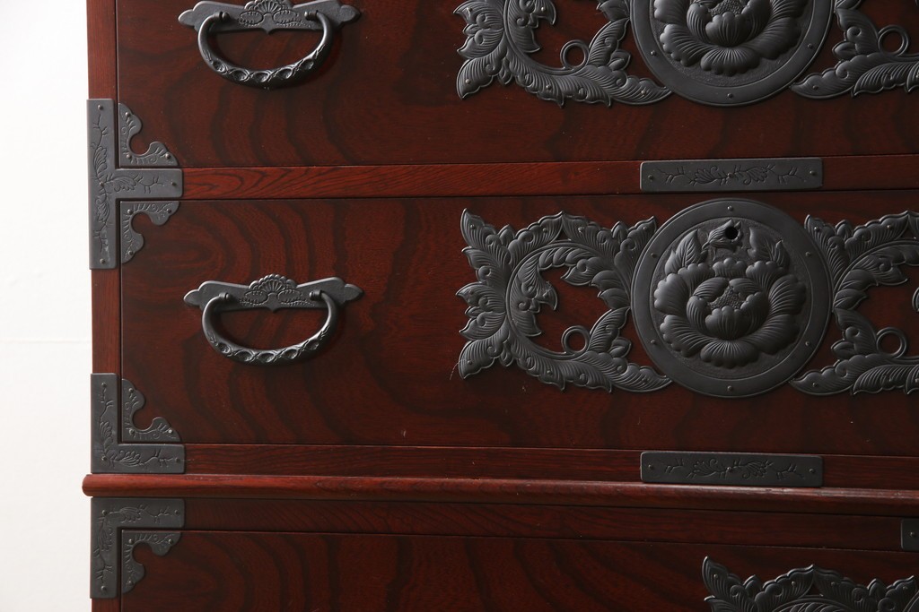 中古　美品　田中家具　二本松欅箪笥　欅(ケヤキ)材・会津桐材　唐獅子牡丹金具が豪華な和の趣溢れるローチェスト　(R-091767)