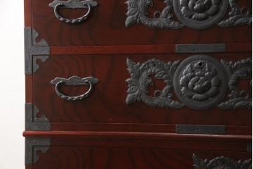 中古　美品　田中家具　二本松欅箪笥　欅(ケヤキ)材・会津桐材　唐獅子牡丹金具が豪華な和の趣溢れるローチェスト　(R-091767)