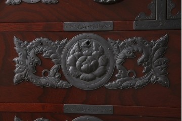 中古　美品　田中家具　二本松欅箪笥　欅(ケヤキ)材・会津桐材　唐獅子牡丹金具が豪華な和の趣溢れるローチェスト　(R-091767)