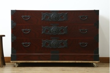 《天板取り付け加工費込み》　中古　美品　田中家具　二本松欅箪笥　欅(ケヤキ)材・会津桐材　牡丹の飾り金具と美しい木目が魅力のローチェスト　(R-091768)