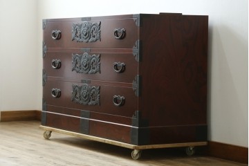 《天板取り付け加工費込み》　中古　美品　田中家具　二本松欅箪笥　欅(ケヤキ)材・会津桐材　牡丹の飾り金具と美しい木目が魅力のローチェスト　(R-091768)