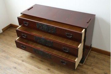 《天板取り付け加工費込み》　中古　美品　田中家具　二本松欅箪笥　欅(ケヤキ)材・会津桐材　牡丹の飾り金具と美しい木目が魅力のローチェスト　(R-091768)