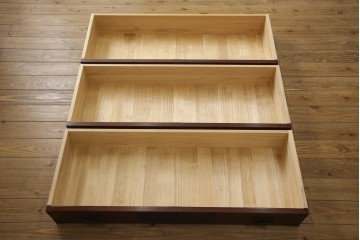 《天板取り付け加工費込み》　中古　美品　田中家具　二本松欅箪笥　欅(ケヤキ)材・会津桐材　牡丹の飾り金具と美しい木目が魅力のローチェスト　(R-091768)