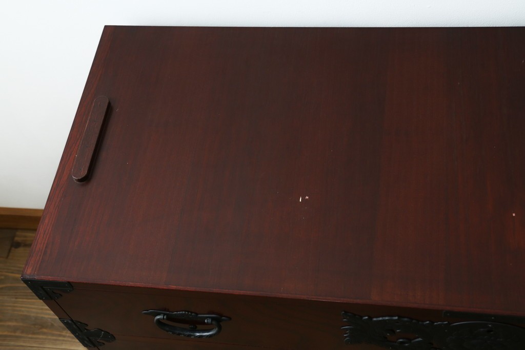《天板取り付け加工費込み》　中古　美品　田中家具　二本松欅箪笥　欅(ケヤキ)材・会津桐材　牡丹の飾り金具と美しい木目が魅力のローチェスト　(R-091768)