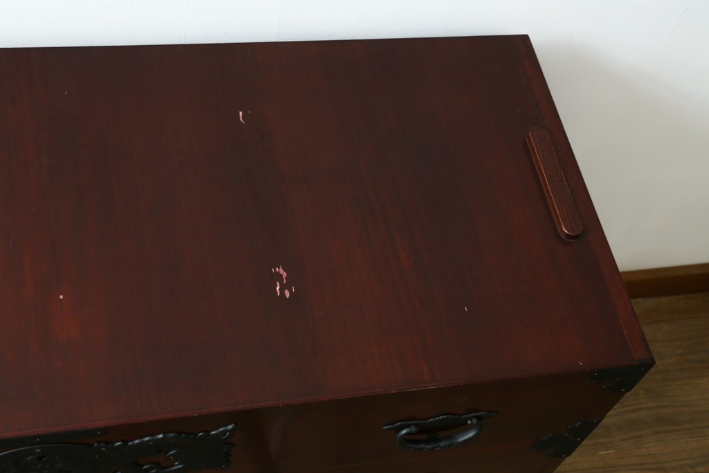 《天板取り付け加工費込み》　中古　美品　田中家具　二本松欅箪笥　欅(ケヤキ)材・会津桐材　牡丹の飾り金具と美しい木目が魅力のローチェスト　(R-091768)