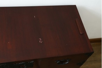 《天板取り付け加工費込み》　中古　美品　田中家具　二本松欅箪笥　欅(ケヤキ)材・会津桐材　牡丹の飾り金具と美しい木目が魅力のローチェスト　(R-091768)