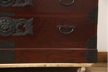 《天板取り付け加工費込み》　中古　美品　田中家具　二本松欅箪笥　欅(ケヤキ)材・会津桐材　牡丹の飾り金具と美しい木目が魅力のローチェスト　(R-091768)