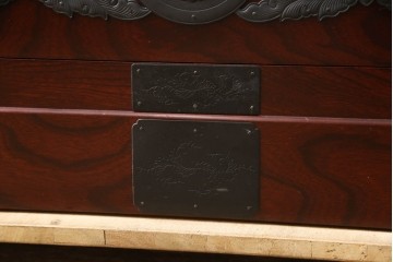 《天板取り付け加工費込み》　中古　美品　田中家具　二本松欅箪笥　欅(ケヤキ)材・会津桐材　牡丹の飾り金具と美しい木目が魅力のローチェスト　(R-091768)