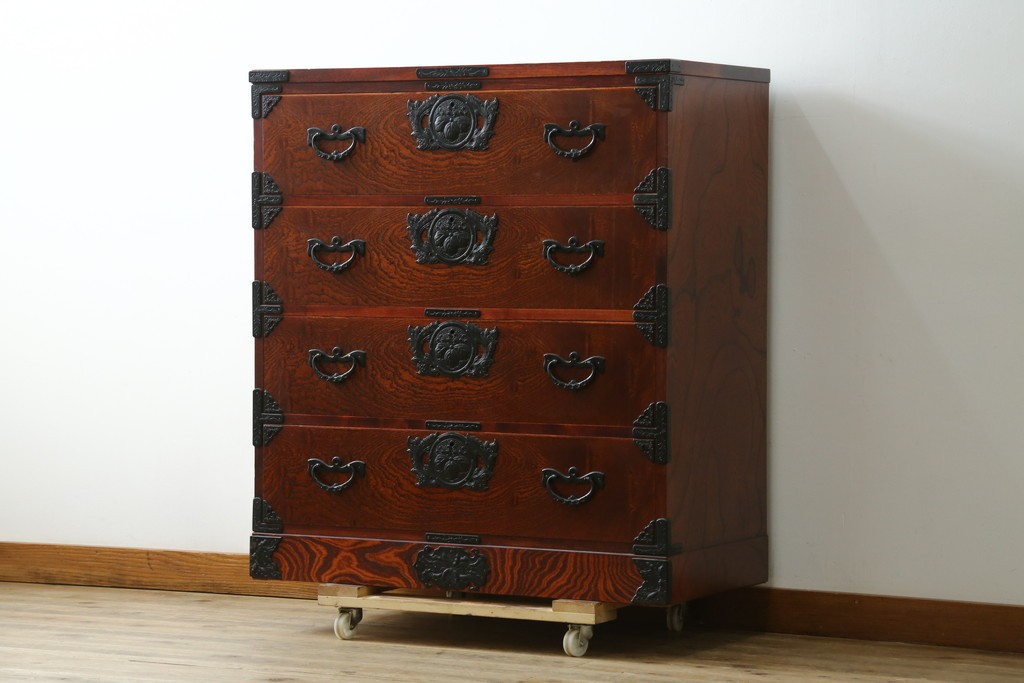 中古　岩谷堂箪笥　桐の花を象った飾り金具が美しい衣装箪笥　(R-091770)