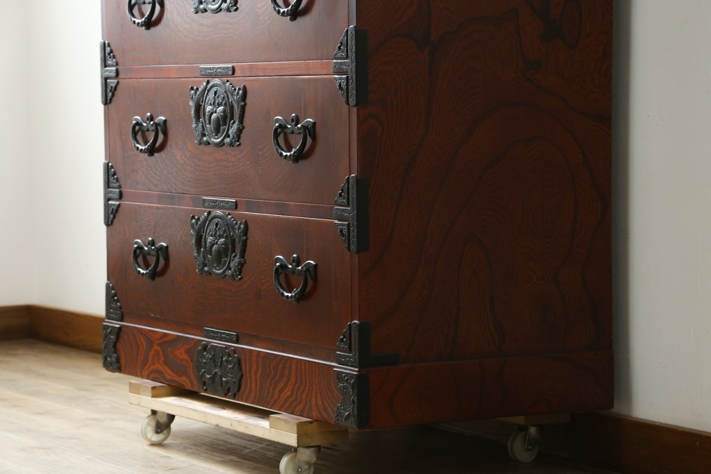 中古　岩谷堂箪笥　桐の花を象った飾り金具が美しい衣装箪笥　(R-091770)