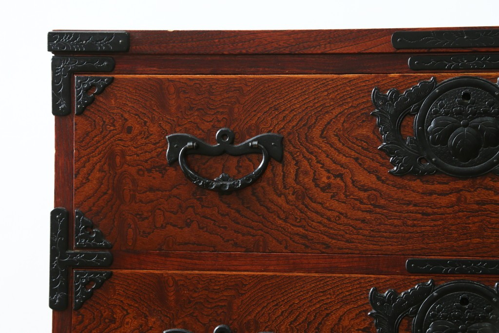 中古　岩谷堂箪笥　桐の花を象った飾り金具が美しい衣装箪笥　(R-091770)