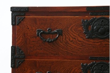 中古　岩谷堂箪笥　桐の花を象った飾り金具が美しい衣装箪笥　(R-091770)