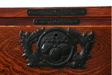 中古　岩谷堂箪笥　桐の花を象った飾り金具が美しい衣装箪笥　(R-091770)