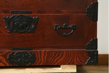 中古　岩谷堂箪笥　桐の花を象った飾り金具が美しい衣装箪笥　(R-091770)