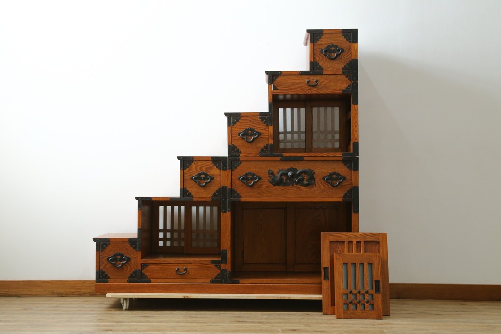 中古　美品　ニレ無垢材　両面使いできる!　格子意匠と金具装飾が美しい階段箪笥　(R-091773)