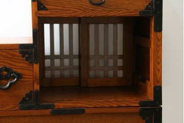 中古　美品　ニレ無垢材　両面使いできる!　格子意匠と金具装飾が美しい階段箪笥　(R-091773)