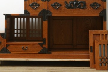 中古　美品　ニレ無垢材　両面使いできる!　格子意匠と金具装飾が美しい階段箪笥　(R-091773)