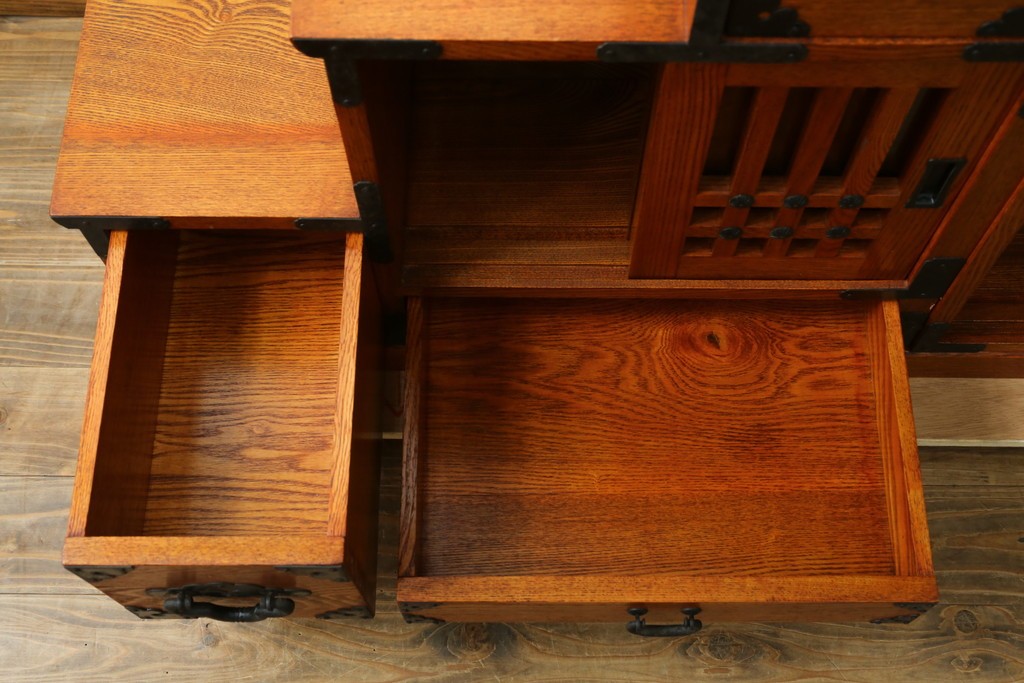 中古　美品　ニレ無垢材　両面使いできる!　格子意匠と金具装飾が美しい階段箪笥　(R-091773)