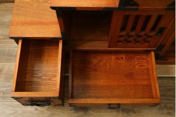 中古　美品　ニレ無垢材　両面使いできる!　格子意匠と金具装飾が美しい階段箪笥　(R-091773)