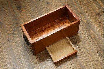 中古　美品　ニレ無垢材　両面使いできる!　格子意匠と金具装飾が美しい階段箪笥　(R-091773)