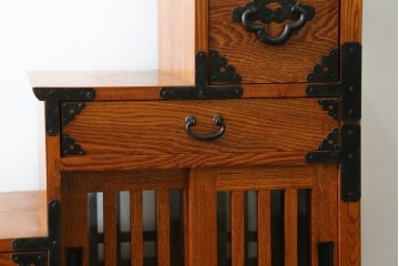 中古　美品　ニレ無垢材　両面使いできる!　格子意匠と金具装飾が美しい階段箪笥　(R-091773)
