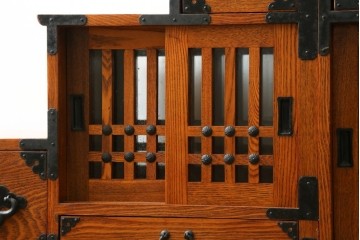 中古　美品　ニレ無垢材　両面使いできる!　格子意匠と金具装飾が美しい階段箪笥　(R-091773)