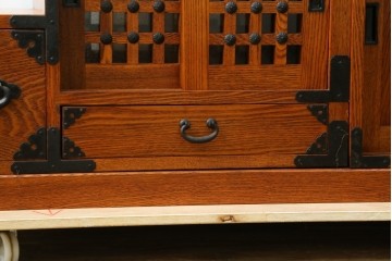 中古　美品　ニレ無垢材　両面使いできる!　格子意匠と金具装飾が美しい階段箪笥　(R-091773)