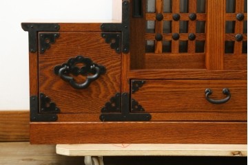 中古　美品　ニレ無垢材　両面使いできる!　格子意匠と金具装飾が美しい階段箪笥　(R-091773)
