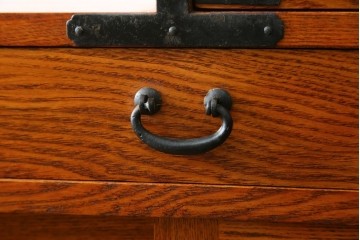 中古　美品　ニレ無垢材　両面使いできる!　格子意匠と金具装飾が美しい階段箪笥　(R-091773)