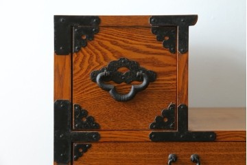 中古　美品　ニレ無垢材　両面使いできる!　格子意匠と金具装飾が美しい階段箪笥　(R-091773)