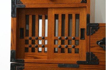 中古　美品　ニレ無垢材　両面使いできる!　格子意匠と金具装飾が美しい階段箪笥　(R-091773)