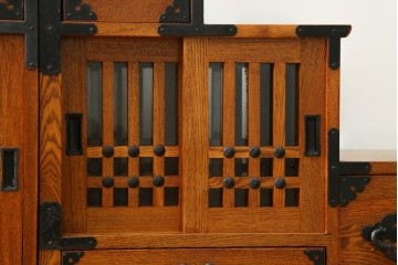 中古　美品　ニレ無垢材　両面使いできる!　格子意匠と金具装飾が美しい階段箪笥　(R-091773)