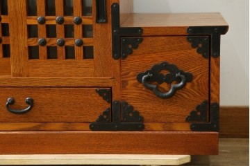 中古　美品　ニレ無垢材　両面使いできる!　格子意匠と金具装飾が美しい階段箪笥　(R-091773)