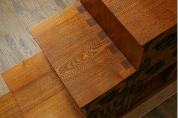 中古　美品　ニレ無垢材　両面使いできる!　格子意匠と金具装飾が美しい階段箪笥　(R-091773)
