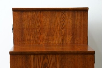 中古　美品　ニレ無垢材　両面使いできる!　格子意匠と金具装飾が美しい階段箪笥　(R-091773)