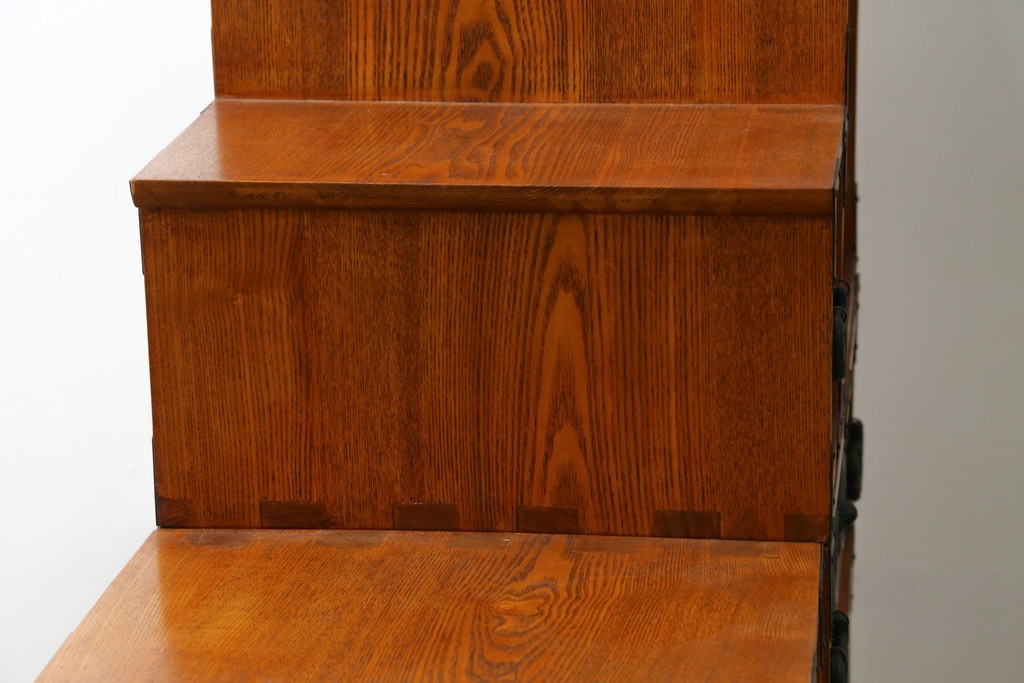 中古　美品　ニレ無垢材　両面使いできる!　格子意匠と金具装飾が美しい階段箪笥　(R-091773)
