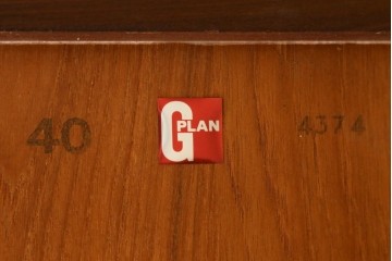イギリスヴィンテージ　1970年頃　希少モデル　G-PLAN(ジープラン)　ガラストップと曲線的なフォルムが魅力のキャスター付きローテーブル　(R-091774)