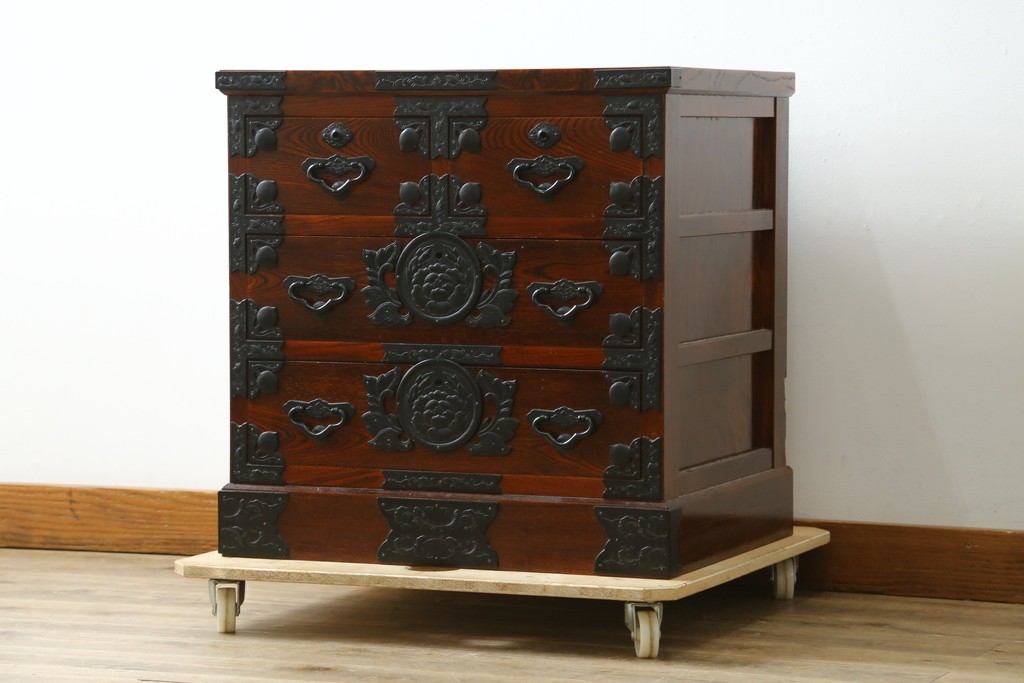 中古　美品　仙台箪笥　豪華な牡丹金具と美しい木目が魅力の小箪笥　(R-091776)