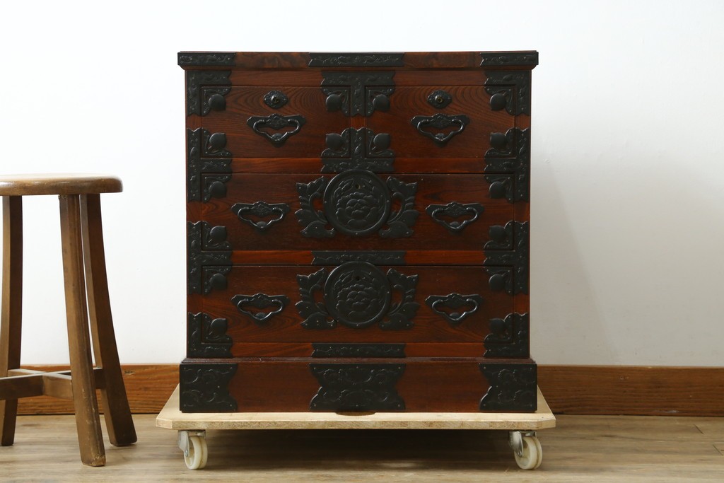 中古　美品　仙台箪笥　豪華な牡丹金具と美しい木目が魅力の小箪笥　(R-091776)