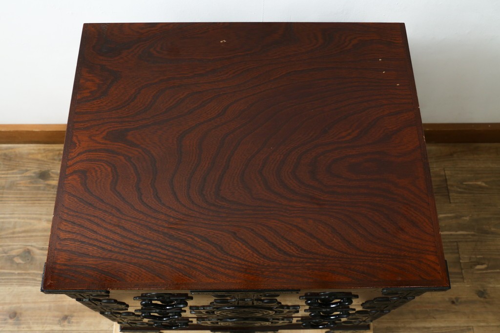 中古　美品　仙台箪笥　豪華な牡丹金具と美しい木目が魅力の小箪笥　(R-091776)