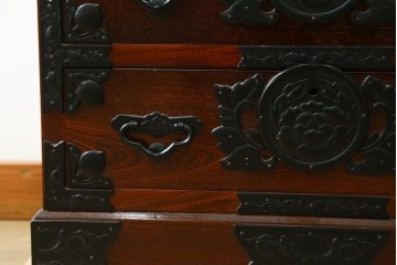中古　美品　仙台箪笥　豪華な牡丹金具と美しい木目が魅力の小箪笥　(R-091776)