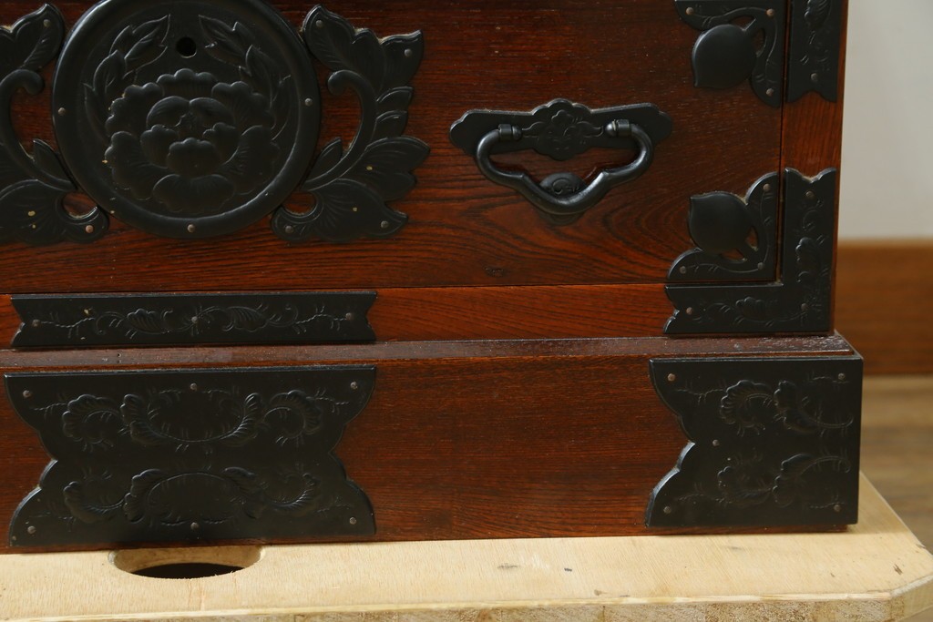 中古　美品　仙台箪笥　豪華な牡丹金具と美しい木目が魅力の小箪笥　(R-091776)