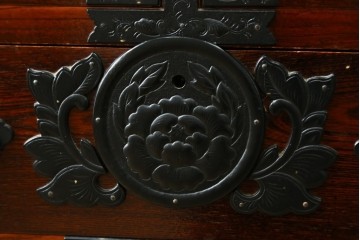 中古　美品　仙台箪笥　豪華な牡丹金具と美しい木目が魅力の小箪笥　(R-091776)