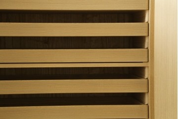 中古　美品　伝統工芸士 藤田茂作　胴丸　花文様の金具が上品な重ね春日部桐箪笥　定価約120万円　(R-091779)