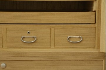 中古　美品　伝統工芸士 藤田茂作　胴丸　花文様の金具が上品な重ね春日部桐箪笥　定価約120万円　(R-091779)