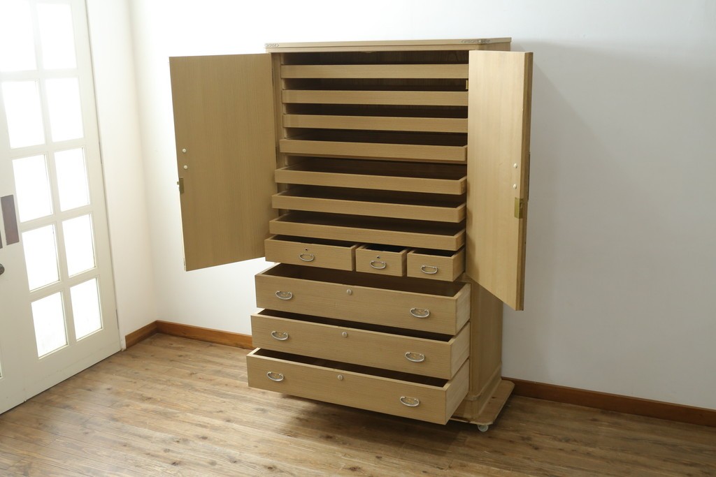 中古　美品　伝統工芸士 藤田茂作　胴丸　花文様の金具が上品な重ね春日部桐箪笥　定価約120万円　(R-091779)